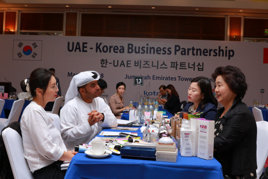 코트라와 한국무역협회가 공동으로 26일(현지시간) 중동 내 핵심 협력국가인 아랍에미리트(UAE) 두바이에서 개최한 '한-UAE 비즈니스 파트너십'에서 국내 참가기업과 현지 기업이 일대일 비즈니스 상담을 하고 있다.  코트라 제공